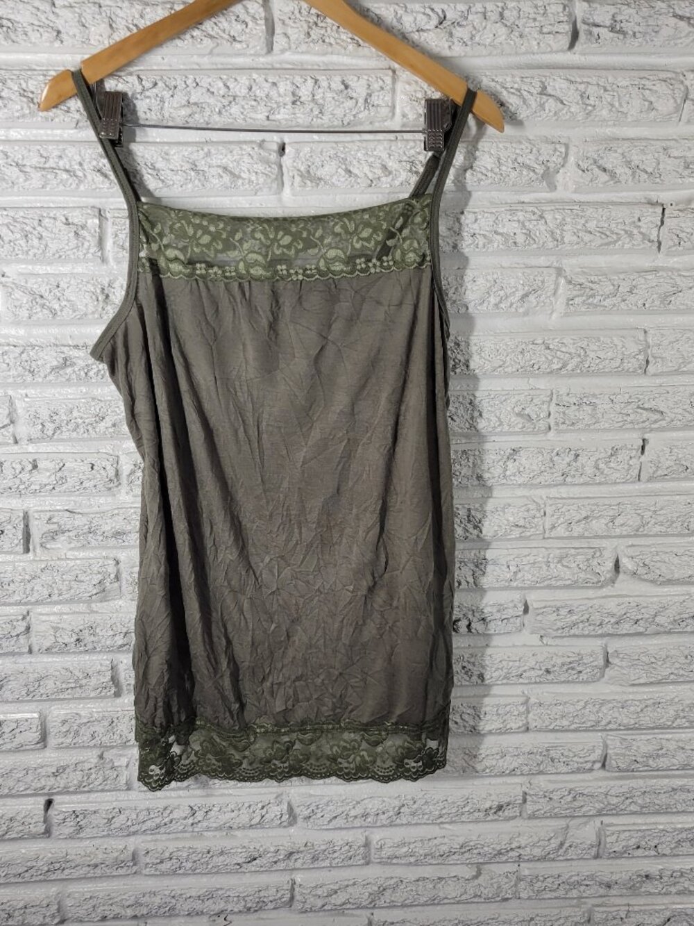 Maurices Women's Camisole 1X Green Lace Trim Square Neck Adjustable Strap GRE29E